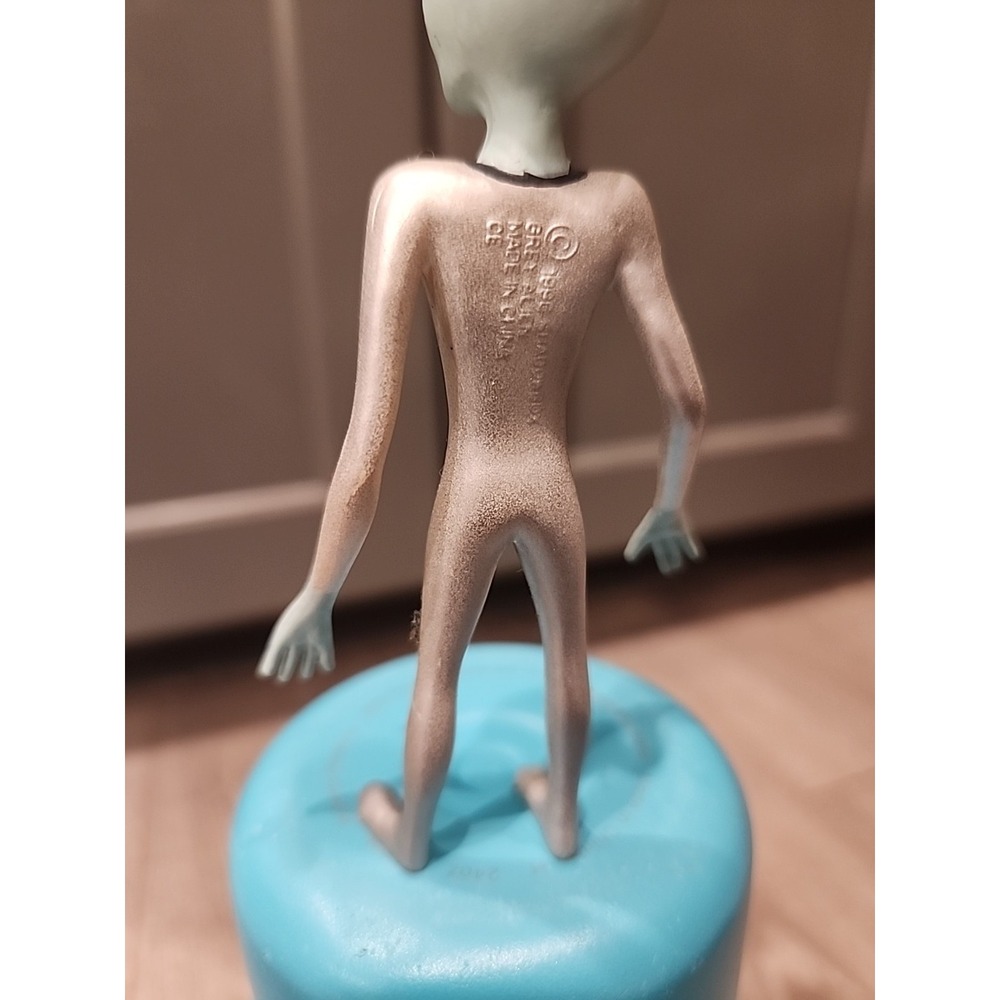 1996 SHADOWBOX GREY ALIEN FIGURE - 4" TALL - GREAT CONDITION - NO PACKAGING - Picture 5 of 6